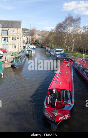 Narrowboat verlassen der Werft und geben die erste Schleuse auf der Rochdale Kanal, Sowerby Bridge, West Yorkshire Stockfoto