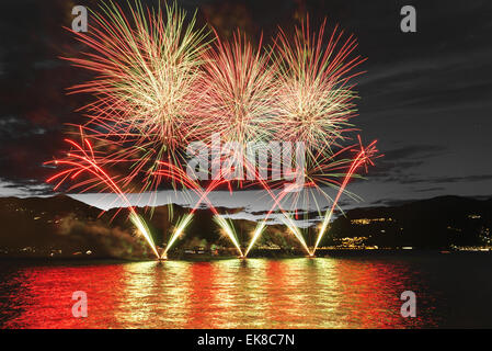 Am Seeufer Luino Feuerwerk auf dem Maggiore See im Sommer abends, Lombardei - Italien Stockfoto