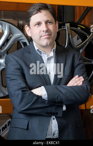 Chippenham, Großbritannien. 8. April 2015. Liberale Kandidat fuer Chippenham Duncan Hames als Stellvertretender Premierminister Nick Clegg im Gespräch mit der Presse während Ihrem Besuch in der dymag Fabrik in Chippenham, Wiltshire. Credit: lynchpics/Alamy leben Nachrichten Stockfoto