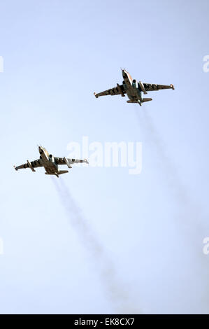 Kubinka Flugplatz, Moskau, Russland. 8. April 2015. Eine Gruppe von Jet Air Unterstützer Suchoi Su-25 fliegen während der Parade Probe gewidmet den 70. Jahrestag des Sieges im zweiten Weltkrieg, in der Nähe von Kubinka Militärflugplatz in der Moskauer Region Russlands, 8. April 2015 Credit: Xinhua/Alamy Live News Stockfoto