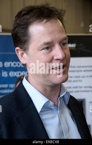 Chippenham, UK. 8. April 2015. Vizepremier Nick Clegg im Gespräch mit der Presse während seiner Vist in die Dymag-Fabrik in Chippenham, Wiltshire. Bildnachweis: Lynchpics/Alamy Live-Nachrichten Stockfoto