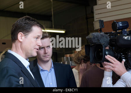 Chippenham, UK. 8. April 2015. Vizepremier Nick Clegg spricht mit einem Fernsehteam Nachrichten während seiner Vist in die Dymag-Fabrik in Chippenham, Wiltshire. Bildnachweis: Lynchpics/Alamy Live-Nachrichten Stockfoto