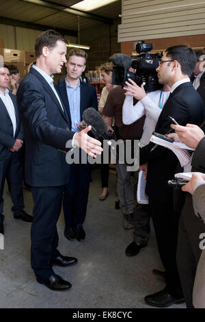 Chippenham, UK. 8. April 2015. Vizepremier Nick Clegg spricht mit einem Fernsehteam Nachrichten während seiner Vist in die Dymag-Fabrik in Chippenham, Wiltshire. Bildnachweis: Lynchpics/Alamy Live-Nachrichten Stockfoto