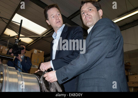 Chippenham, UK. 8. April 2015. Vizepremierminister Nick Clegg und Liberal Democrats Parlamentskandidatin für Chippenham Duncan Hames stehen des Herstellungsprozesses probieren Sie es einfach, während ein Dymag Mitarbeiter während ihre Vist in die Dymag-Fabrik in Chippenham, Wiltshire schaut. Bildnachweis: Lynchpics/Alamy Live-Nachrichten Stockfoto