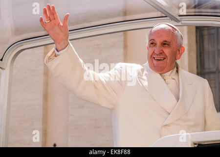 Vatikan-Stadt. 8. April 2015. Vatikan Papst Francis General Audience in den Petersplatz 8. April 2015 Credit: wirklich Easy Star/Alamy Live News Stockfoto