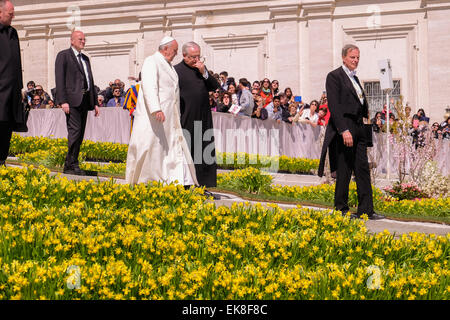 Vatikan-Stadt. 8. April 2015. Vatikan Papst Francis General Audience in den Petersplatz 8. April 2015 Credit: wirklich Easy Star/Alamy Live News Stockfoto