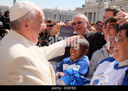 Vatikan-Stadt. 8. April 2015. Vatikan Papst Francis General Audience in den Petersplatz 8. April 2015 Credit: wirklich Easy Star/Alamy Live News Stockfoto