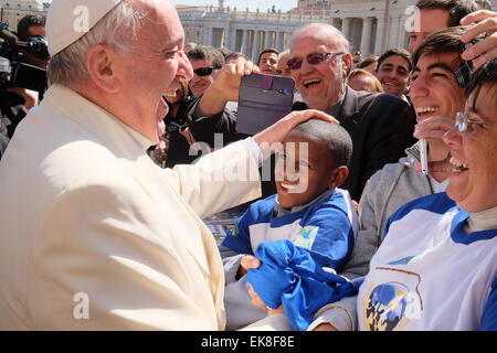 Vatikan-Stadt. 8. April 2015. Vatikan Papst Francis General Audience in den Petersplatz 8. April 2015 Credit: wirklich Easy Star/Alamy Live News Stockfoto