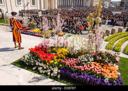 Vatikan-Stadt. 8. April 2015. Vatikan Papst Francis General Audience in den Petersplatz 8. April 2015 Credit: wirklich Easy Star/Alamy Live News Stockfoto