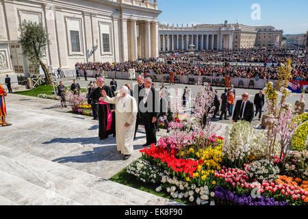 Vatikan-Stadt. 8. April 2015. Vatikan Papst Francis General Audience in den Petersplatz 8. April 2015 Credit: wirklich Easy Star/Alamy Live News Stockfoto