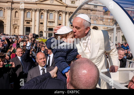 Vatikan-Stadt. 8. April 2015. Vatikan Papst Francis General Audience in den Petersplatz 8. April 2015 Credit: wirklich Easy Star/Alamy Live News Stockfoto