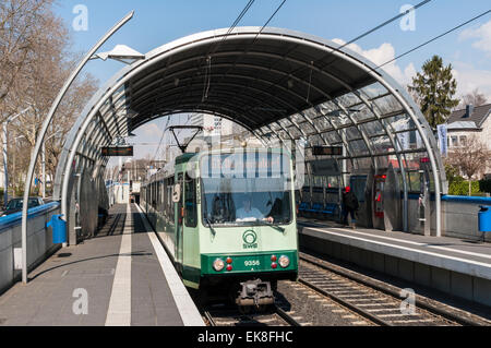 Moderne Station am südlichen Abschnitt der Stadtbahn oder Light Railway System in Bonn, Deutschland. Stockfoto