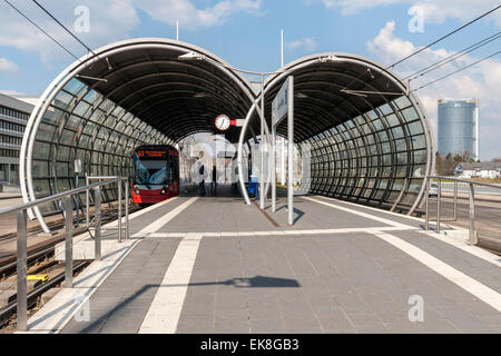 Moderne Station am südlichen Abschnitt der Stadtbahn oder Light Railway System in Bonn, Deutschland. Stockfoto