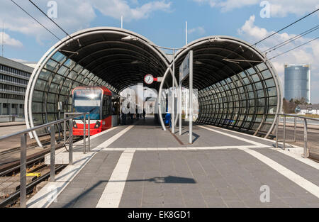 Moderne Station am südlichen Abschnitt der Stadtbahn oder Light Railway System in Bonn, Deutschland. Stockfoto