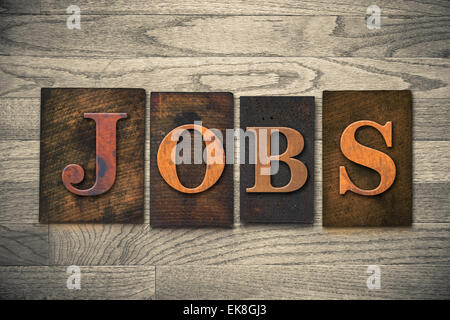 Das Wort "JOBS" Thema in Vintage, Tinte befleckt, hölzerne Buchdruck Typ auf gemasertem Holz Hintergrund geschrieben. Stockfoto