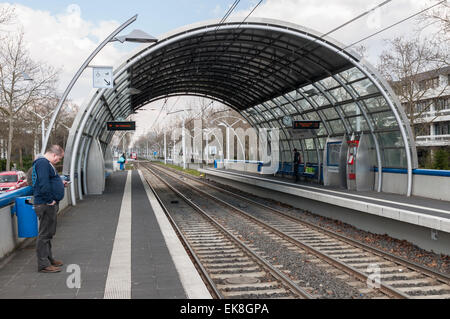 Moderne Station am südlichen Abschnitt der Stadtbahn oder Light Railway System in Bonn, Deutschland. Stockfoto