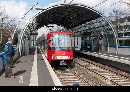 Moderne Station am südlichen Abschnitt der Stadtbahn oder Light Railway System in Bonn, Deutschland. Stockfoto