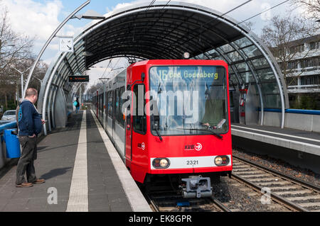 Moderne Station am südlichen Abschnitt der Stadtbahn oder Light Railway System in Bonn, Deutschland. Stockfoto