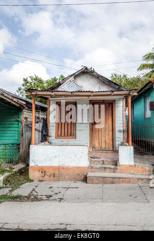 Alte Orange und weiß bemalte hölzerne Wohnung in einem Vorort von Havanna in Kuba Stockfoto