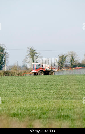 Traktor Spritzen ernten Ernte Spritzen Traktoren Feld Felder Hof Landwirtschaft betrieben Landwirtschaft Bauer Bauern Pestizid Pestizide in Stockfoto