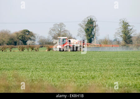 Traktor Spritzen ernten Ernte Spritzen Traktoren Feld Felder Hof Landwirtschaft betrieben Landwirtschaft Bauer Bauern Pestizid Pestizide in Stockfoto