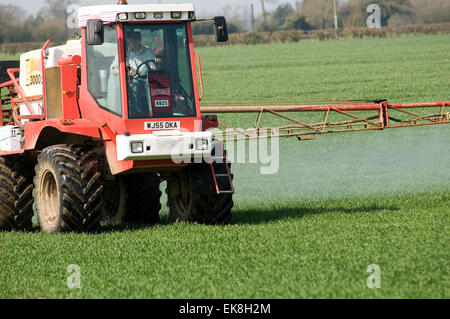 Traktor Spritzen ernten Ernte Spritzen Traktoren Feld Felder Hof Landwirtschaft betrieben Landwirtschaft Bauer Bauern Pestizid Pestizide in Stockfoto