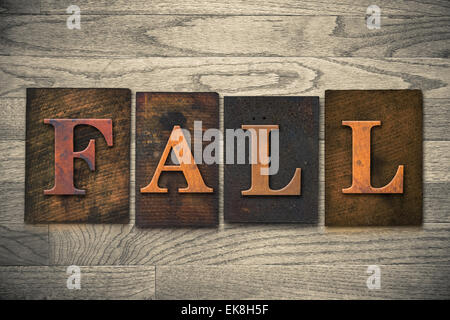Das Wort 'FALL' Thema geschrieben in Jahrgang Tinte befleckt, hölzerne Buchdruck Typ auf gemasertem Holz Hintergrund. Stockfoto