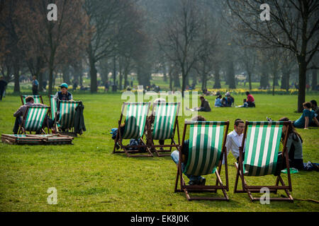 London, UK. 8. April 2015. Die Frühlingssonne bringt Arbeitnehmer und Touristen um die Mittagszeit. Sie genießen in den Liegestühlen entspannen oder auch die Verwendung als Outdoor-Büros. Green Park, London, 8. April 2015. Bildnachweis: Guy Bell/Alamy Live-Nachrichten Stockfoto