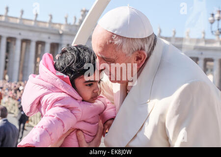 Vatikan-Stadt. 8. April 2015. Vatikan Papst Francis General Audience in den Petersplatz 8. April 2015 Credit: wirklich Easy Star/Alamy Live News Stockfoto