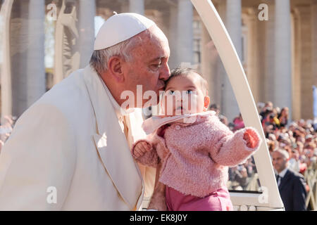 Vatikan-Stadt. 8. April 2015. Vatikan Papst Francis General Audience in den Petersplatz 8. April 2015 Credit: wirklich Easy Star/Alamy Live News Stockfoto