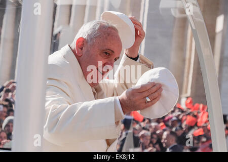 Vatikan-Stadt. 8. April 2015. Vatikan Papst Francis General Audience in den Petersplatz 8. April 2015 Credit: wirklich Easy Star/Alamy Live News Stockfoto