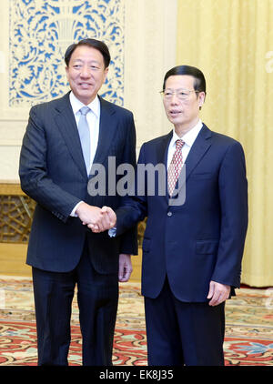 Peking, China. 8. April 2015. Chinese Vice Premier Zhang Gaoli (R) trifft sich mit singapurischer Vizepremierminister Teo Chee Hean in Peking, Hauptstadt von China, 8. April 2015. © Yao Dawei/Xinhua/Alamy Live-Nachrichten Stockfoto