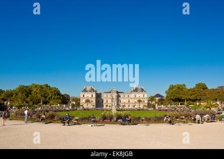 PARIS, Frankreich - SEPTEMBER, 23: Menschen vor dem französischen Senat in den Jardin du Luxembourg entspannen. Stockfoto