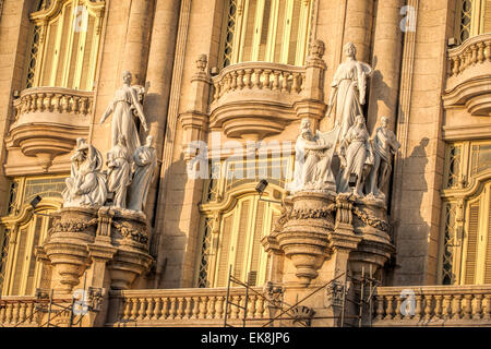 Fassade des Gran Teatro Opera House Gebäude in Havanna Kuba mit Details von zwei Statuen in bestem Licht. Stockfoto