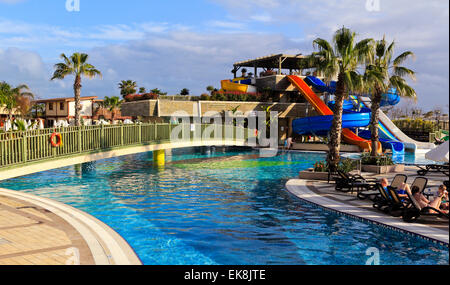 Hotel-Schwimmbad mit Wasserrutsche, Colakli, Side, Türkei Stockfoto