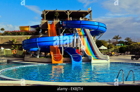 Hotel-Schwimmbad mit Wasserrutsche, Colakli, Side, Türkei Stockfoto