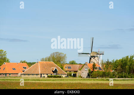 Niederländische Dorf Formerum mit Windmühle und Bauernhof Häuser in Landschaft am Wattenmeer Insel Terschelling Stockfoto