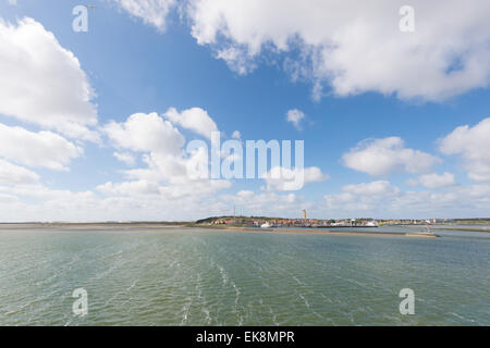 Landschaft am Meer mit niederländischen Wattenmeer Insel Terschelling mit Hafen Stockfoto