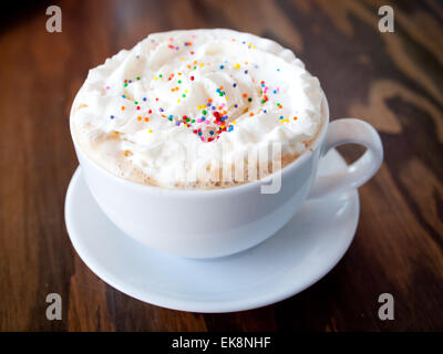 Eine heiße Geburtstag Kuchen Milchkaffee mit bunten Streuseln und Schlagsahne aus d'Lish Tish Café in Saskatoon, Saskatchewan, Kanada. Stockfoto