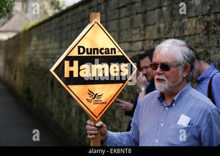 Chippenham, UK. 8. April 2015. Stellvertretender Ministerpräsident & Anführer der Lib Dems Nick Clegg mit Chippenham PPC Duncan Hames hosten eine aktivistische Kundgebung mit lokalen Partei Unterstützer in Holt im Rahmen der laufenden Kampagne für den bevorstehenden Parlamentswahlen. Die Stellvertreter wurde zu einem Rundgang durch das malerische Dorf und den Aufenthalt von Duncan Hames behandelt, vor dem Besuch Mittagessen im Handschuh Factory Studios und Cafe mit Vorsitzender Chamber Of Commerce, Gareth Jones. Bildnachweis: Wayne Farrell/Alamy Live-Nachrichten Stockfoto