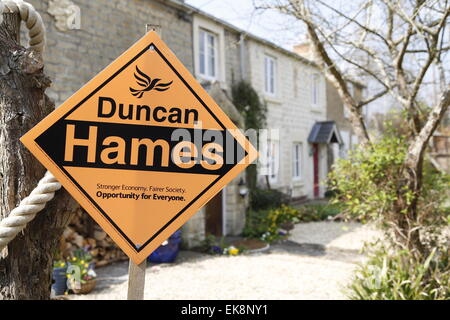 Chippenham, UK. 8. April 2015. Stellvertretender Ministerpräsident & Anführer der Lib Dems Nick Clegg mit Chippnham PPC Dunan Hames hosten eine aktivistische Rallye mit lokalen Partei Unterstützer in Holt im Rahmen der laufenden Kampagne für den bevorstehenden Parlamentswahlen. Die Stellvertreter wurde zu einem Rundgang durch das malerische Dorf und den Aufenthalt von Duncan Hames behandelt, vor dem Besuch Mittagessen im Handschuh Factory Studios und Cafe mit Vorsitzender Chamber Of Commerce, Gareth Jones. Bildnachweis: Wayne Farrell/Alamy Live-Nachrichten Stockfoto