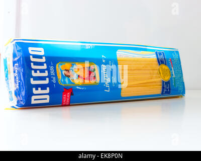 GOMEL, Weißrussland - 13. Februar 2014: Pasta De Cecco. De Cecco ist ein italienisches Unternehmen produzieren getrocknete Pasta. Stockfoto