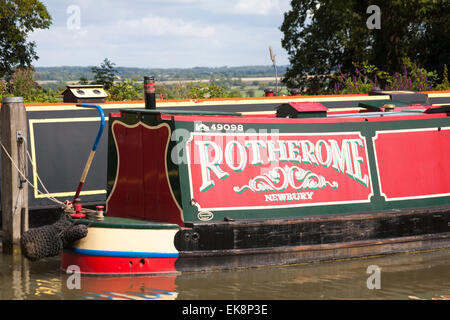 Schmalboot-Schmalboot mit herrlichem Blick auf die Landschaft auf Kennet und Avon Canal, Devizes, Wiltshire, England, Großbritannien im August Stockfoto