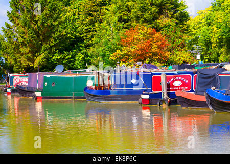 Malereffekt von Schmalbooten, die im August auf dem Kennet und Avon Canal, Devizes, Wiltshire, England, vertäut wurden Stockfoto