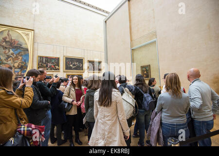 Touristen, die die Bilder von der Mona Lisa im Louvre-Museum (Musée du Louvre) in Paris, Frankreich-Europa-E Stockfoto