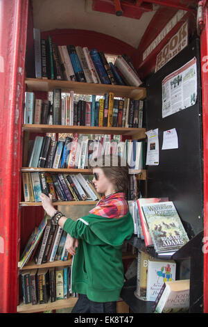 K6-rote Telefonzelle, entworfen von Sir Giles Gilbert Scott, als eine Leihbibliothek in Ortslage Suffolk Stockfoto