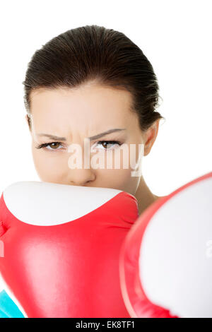 Boxen-Fitness-Frau tragen rote Boxhandschuhe Stockfoto