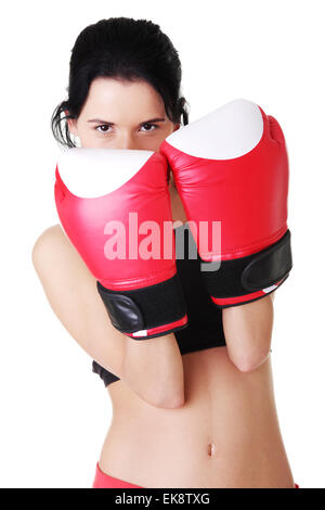 Boxen-Frau trägt rote Boxhandschuhe. Stockfoto