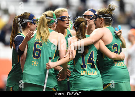 Überstunden. 7. April 2015. Notre Dame Fighting Irish Spieler feiern ein Ziel während einer NCAA Frauen Lacrosse Spiel zwischen die Notre Dame Fighting Irish und Syracuse Orange an den Carrier Dome in Syracuse, New York. Notre Dame besiegt Syrakus 12-11 in der Overtime. Rich Barnes/Cal Sport Media/Alamy Live-Nachrichten Stockfoto