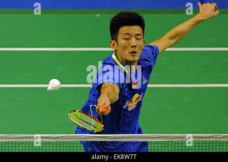 (150408)--Singapur, 8. April 2015 (Xinhua)--Chen Long China gibt einen Schuss während der Herren-Einzel-Match gegen Lee Dong Keun aus Südkorea bei den OUE Singapur Open in Singapur, 8. April 2015 zurück. Chen Long gewann 2: 0. (Xinhua/Then Chih Wey) Stockfoto